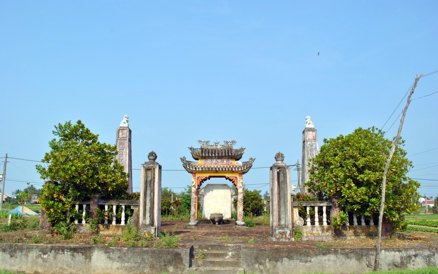 Cử nhân khai khoa đất Hội An, sau khi mất phong Thượng thư, mộ cổ vẫn còn ở Quảng Nam