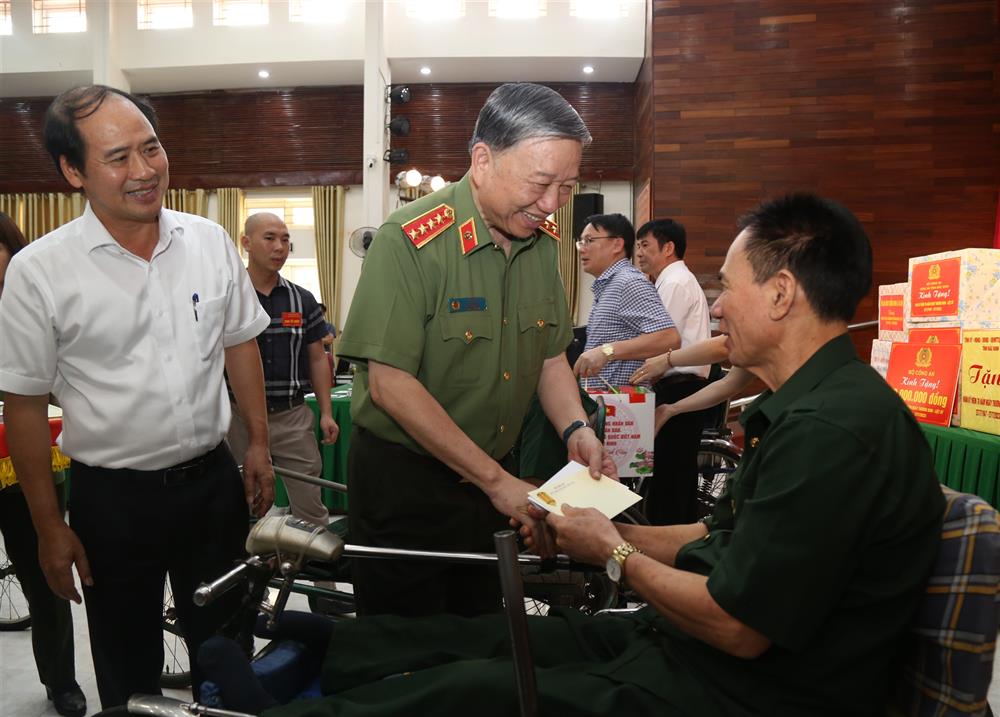 Bộ trưởng Bộ Công an Tô Lâm thăm hỏi, tặng quà các thương, bệnh binh tại Bắc Ninh - Ảnh 4.