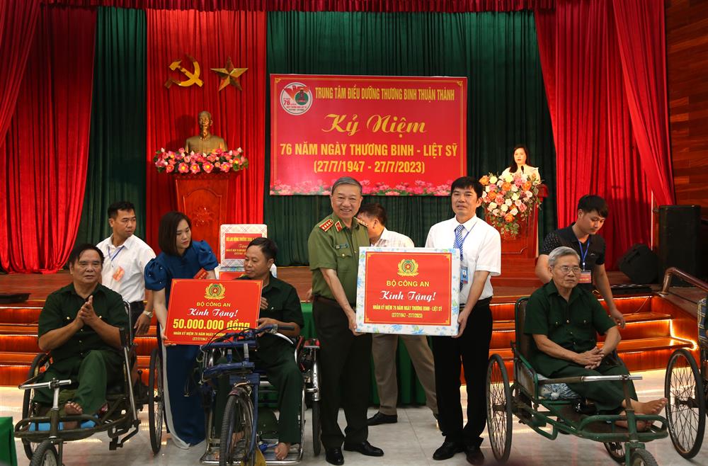 Bộ trưởng Bộ Công an Tô Lâm thăm hỏi, tặng quà các thương, bệnh binh tại Bắc Ninh - Ảnh 1.