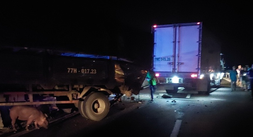 Lại xảy ra tai nạn giao thông trên cao tốc Vĩnh Hảo - Phan Thiết, hai xe tải tông nhau, đầu xe văng ra đường - Ảnh 1.