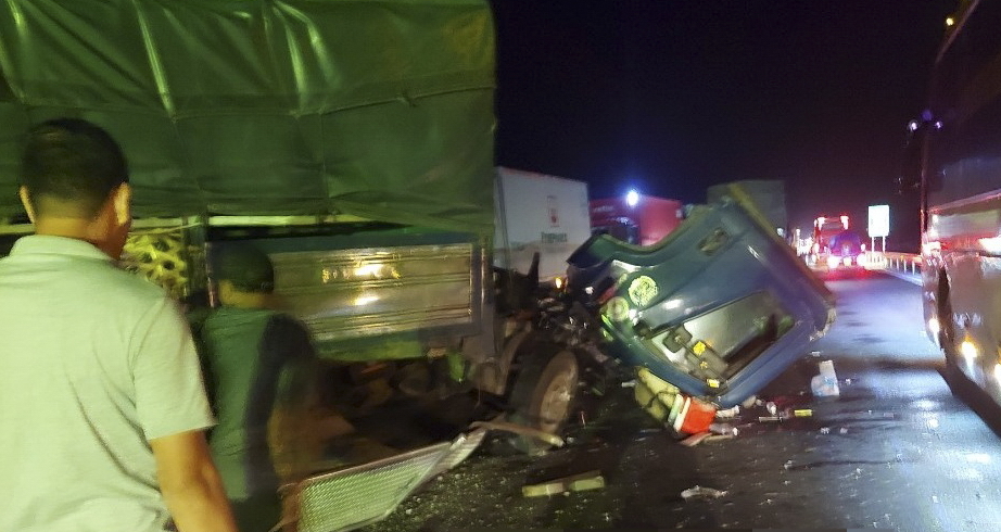 Lại xảy ra tai nạn giao thông trên cao tốc Vĩnh Hảo - Phan Thiết, hai xe tải tông nhau, đầu xe văng ra đường - Ảnh 2.