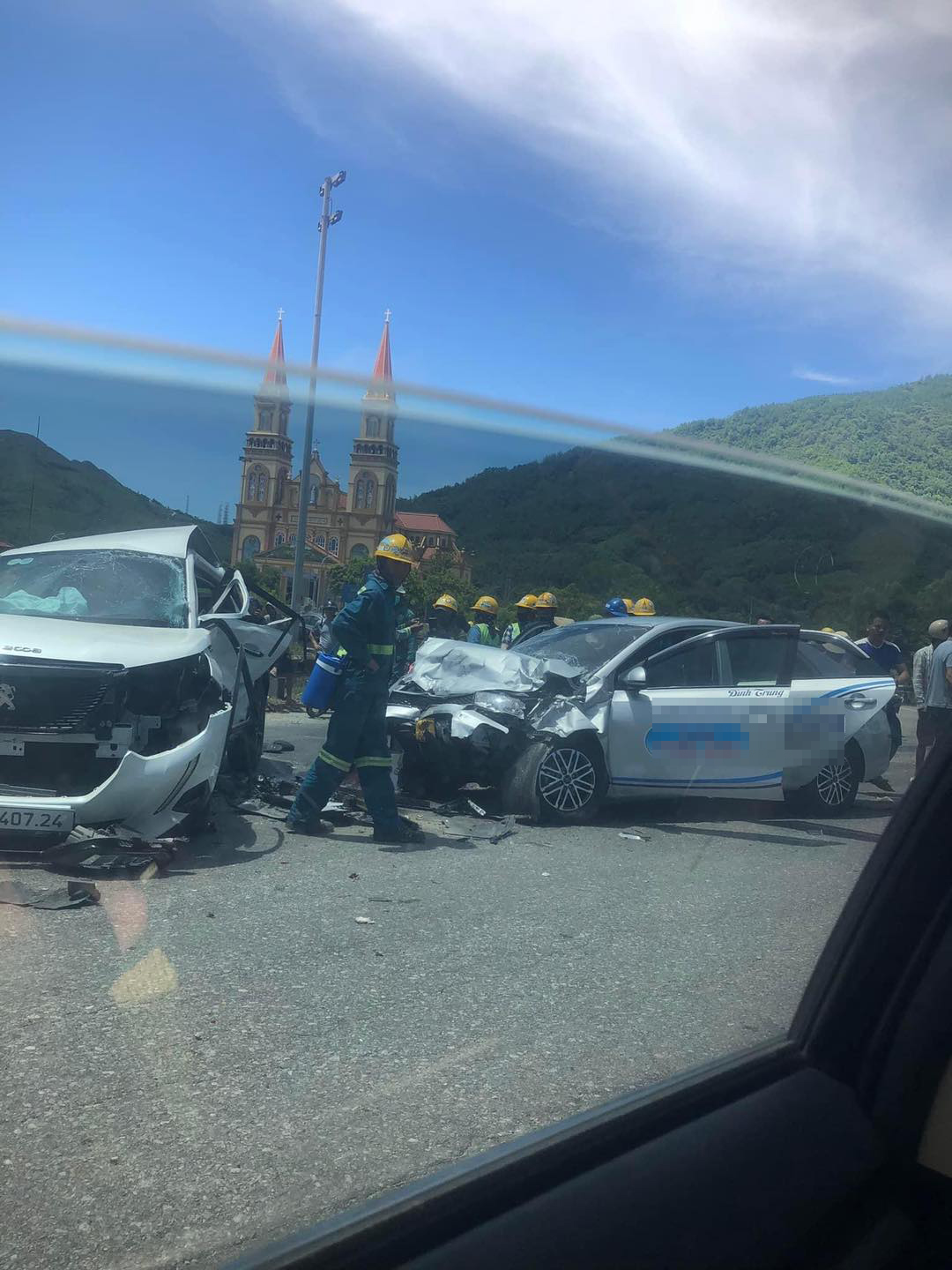 Hà Tĩnh: Tai nạn liên hoàn khiến 1 người chết, 4 người bị thương nặng - Ảnh 1.