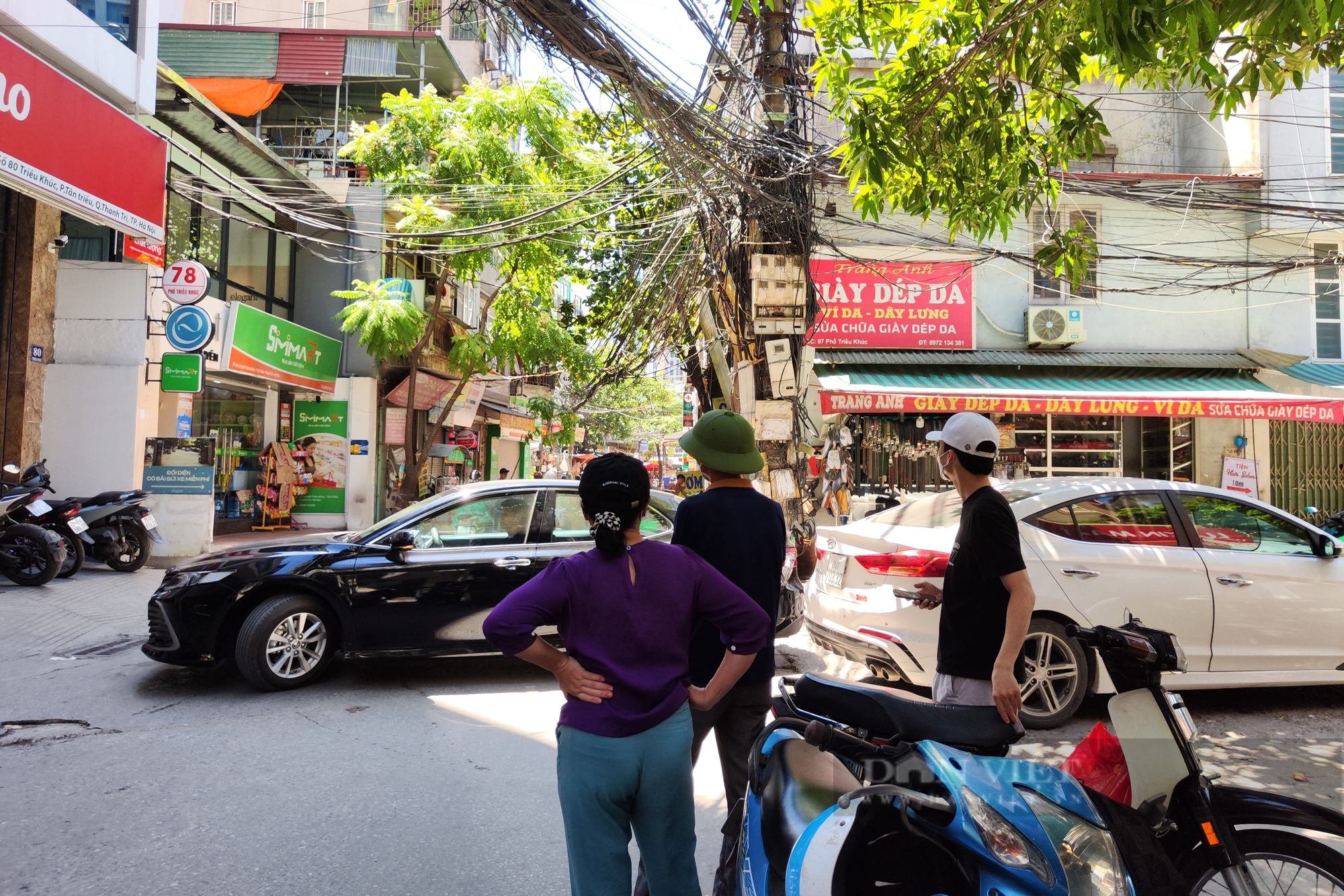 Cột điện sừng sững giữa đường, xe máy đi qua phải luồn lách &quot;như phim&quot; - Ảnh 3.