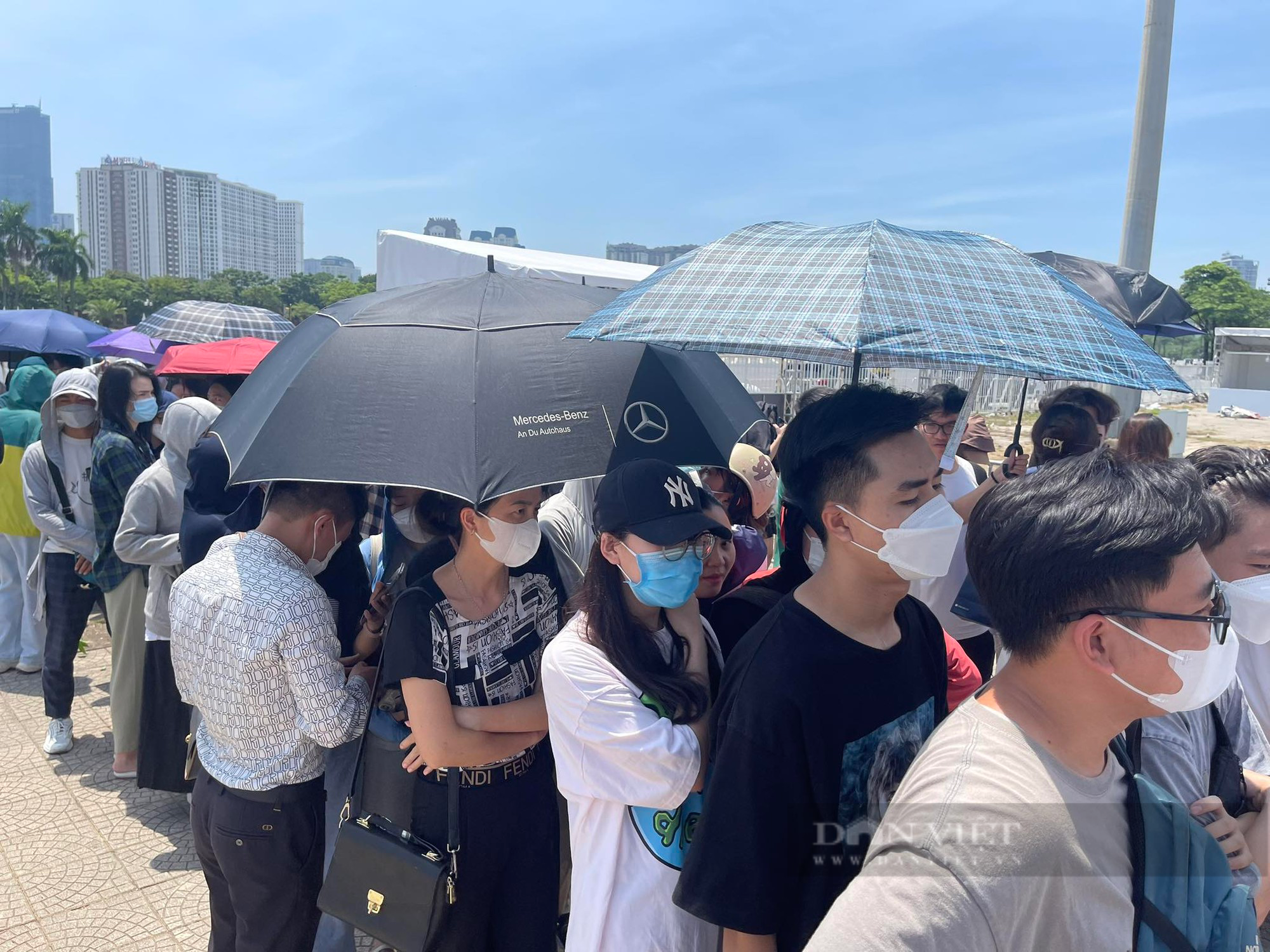 Khán giả than phiền khi phải đứng dưới nắng nóng để đổi vòng tay dự concert BLACKPINK - Ảnh 1.