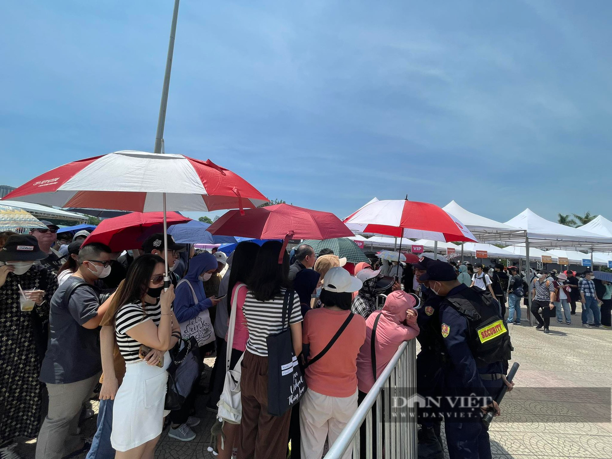 Khán giả than phiền khi phải đứng dưới nắng nóng để đổi vòng tay dự concert BLACKPINK - Ảnh 2.