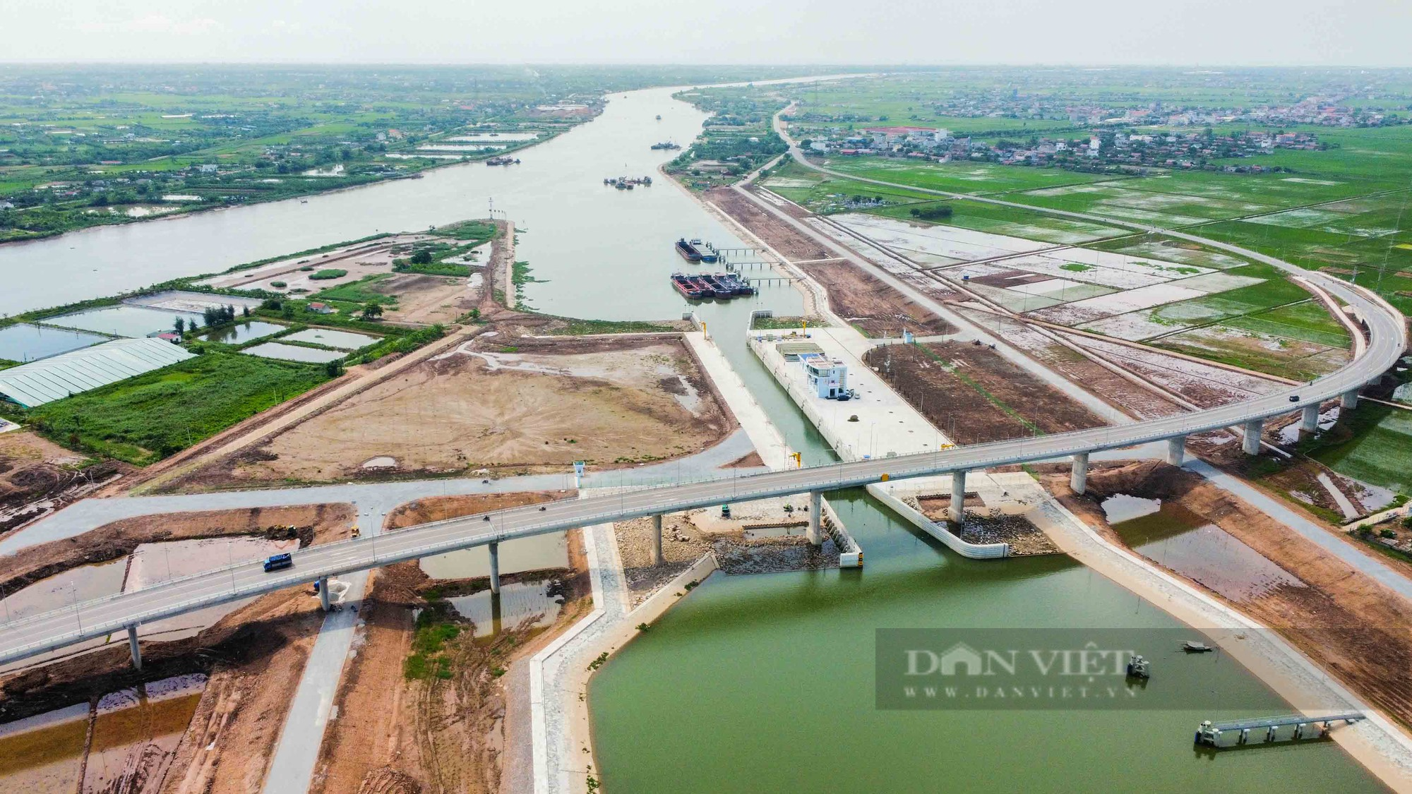 Những chuyến tàu đầu tiên đi qua kênh đào 2.300 tỷ nối sông Đáy - Ninh Cơ - Ảnh 1.