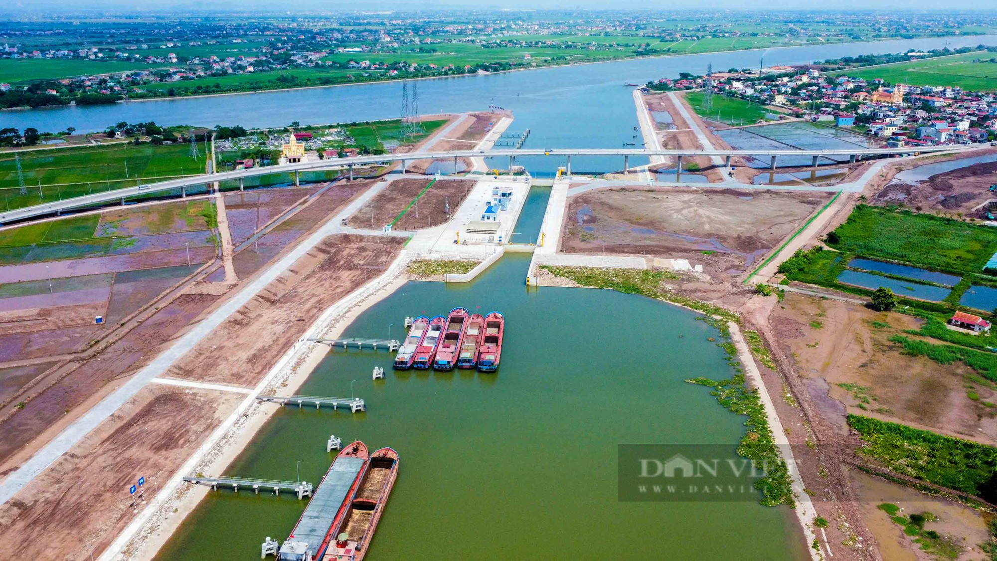 Những chuyến tàu đầu tiên đi qua kênh đào 2.300 tỷ nối sông Đáy - Ninh Cơ - Ảnh 4.