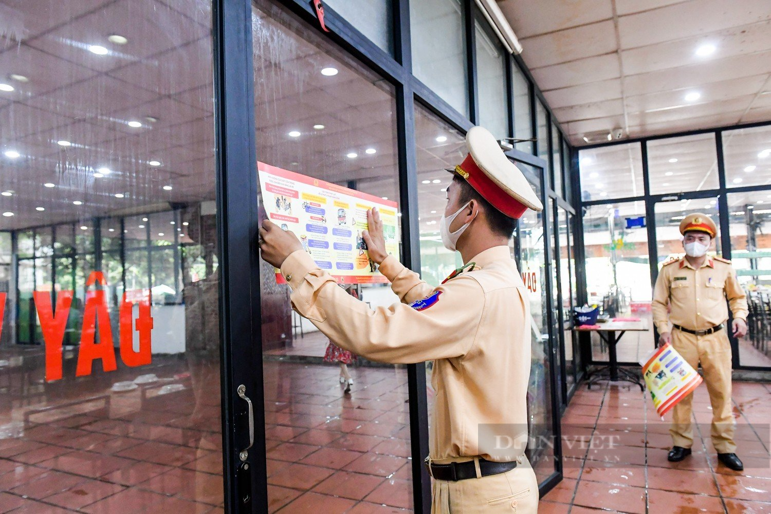 CSGT Hà Nội tới tận quán bia tuyên truyền &quot;đã uống rượu bia không lái xe&quot; - Ảnh 3.