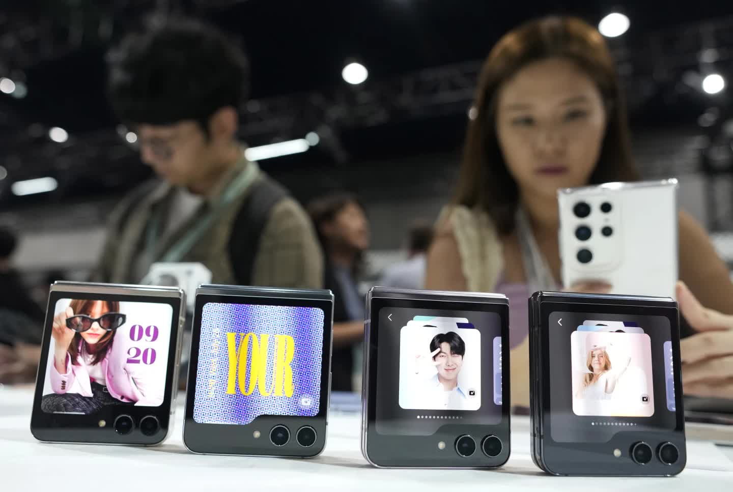 Samsung trình làng hai smartphone gập mới  - Ảnh 1.