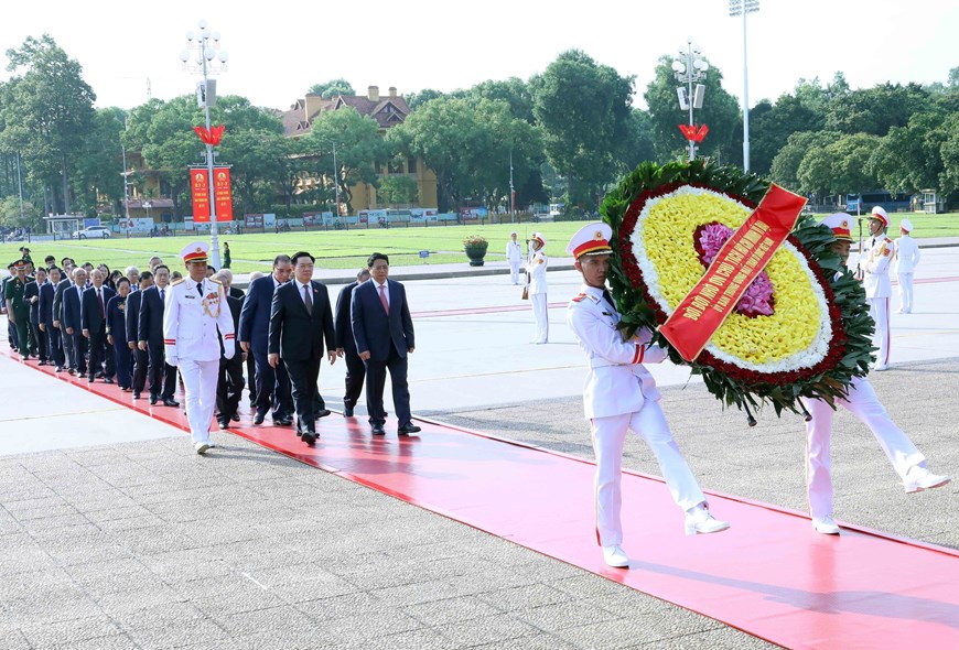 Lãnh đạo Đảng, Nhà nước vào Lăng viếng Chủ tịch Hồ Chí Minh nhân kỷ niệm ngày Thương binh-Liệt sĩ - Ảnh 1.
