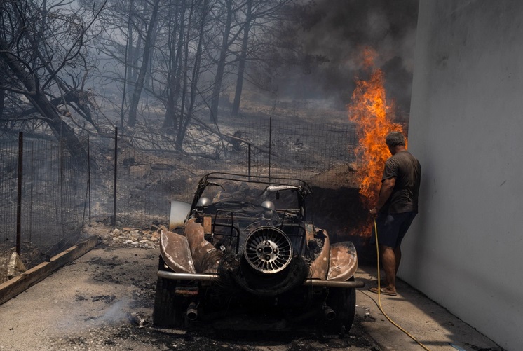 Ôtô cháy chơ khung tại nhiều nước Địa Trung Hải do cháy rừng - Ảnh 2.