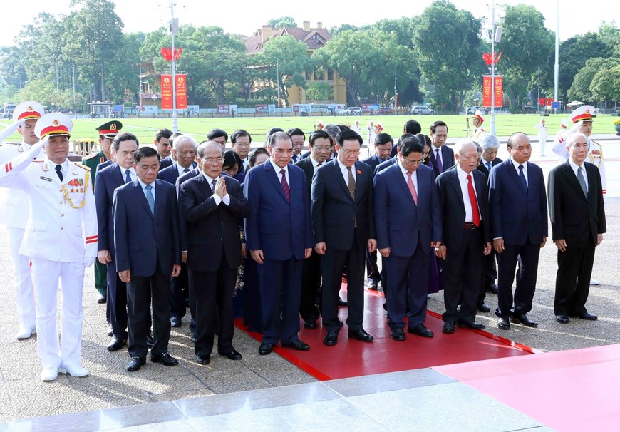 Lãnh đạo Đảng, Nhà nước vào Lăng viếng Chủ tịch Hồ Chí Minh nhân kỷ niệm ngày Thương binh-Liệt sĩ - Ảnh 2.
