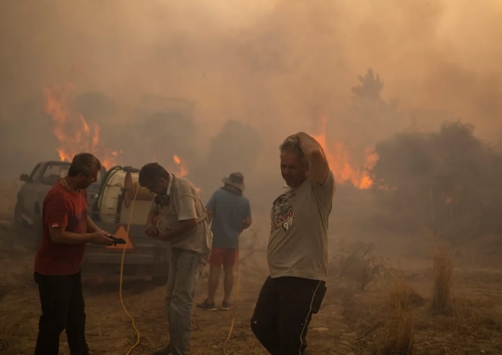Ôtô cháy chơ khung tại nhiều nước Địa Trung Hải do cháy rừng - Ảnh 3.