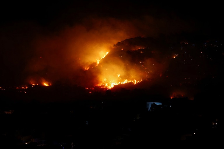 Ôtô cháy chơ khung tại nhiều nước Địa Trung Hải do cháy rừng - Ảnh 5.