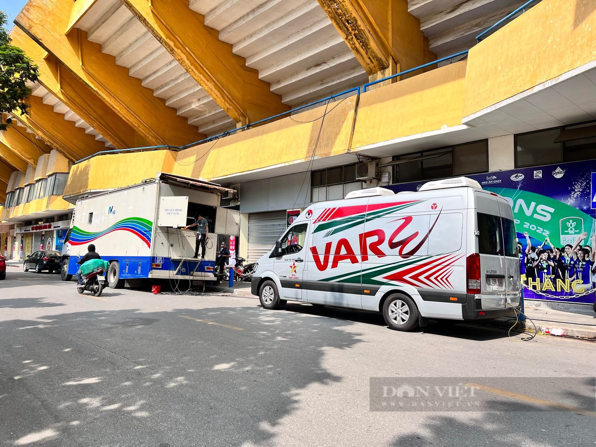 Cận cảnh công nghệ VAR xuất hiện tại V-League - Ảnh 1.
