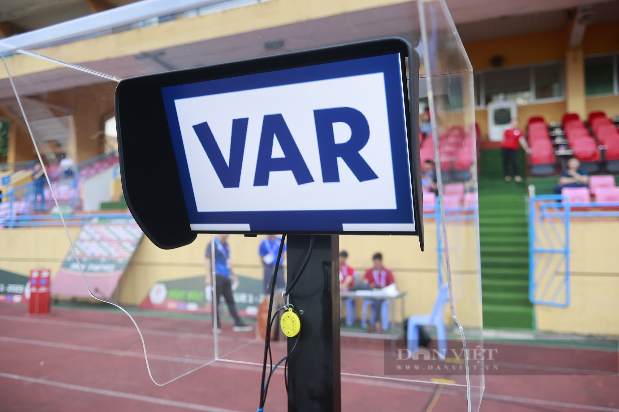 Cận cảnh công nghệ VAR xuất hiện tại V-League - Ảnh 2.