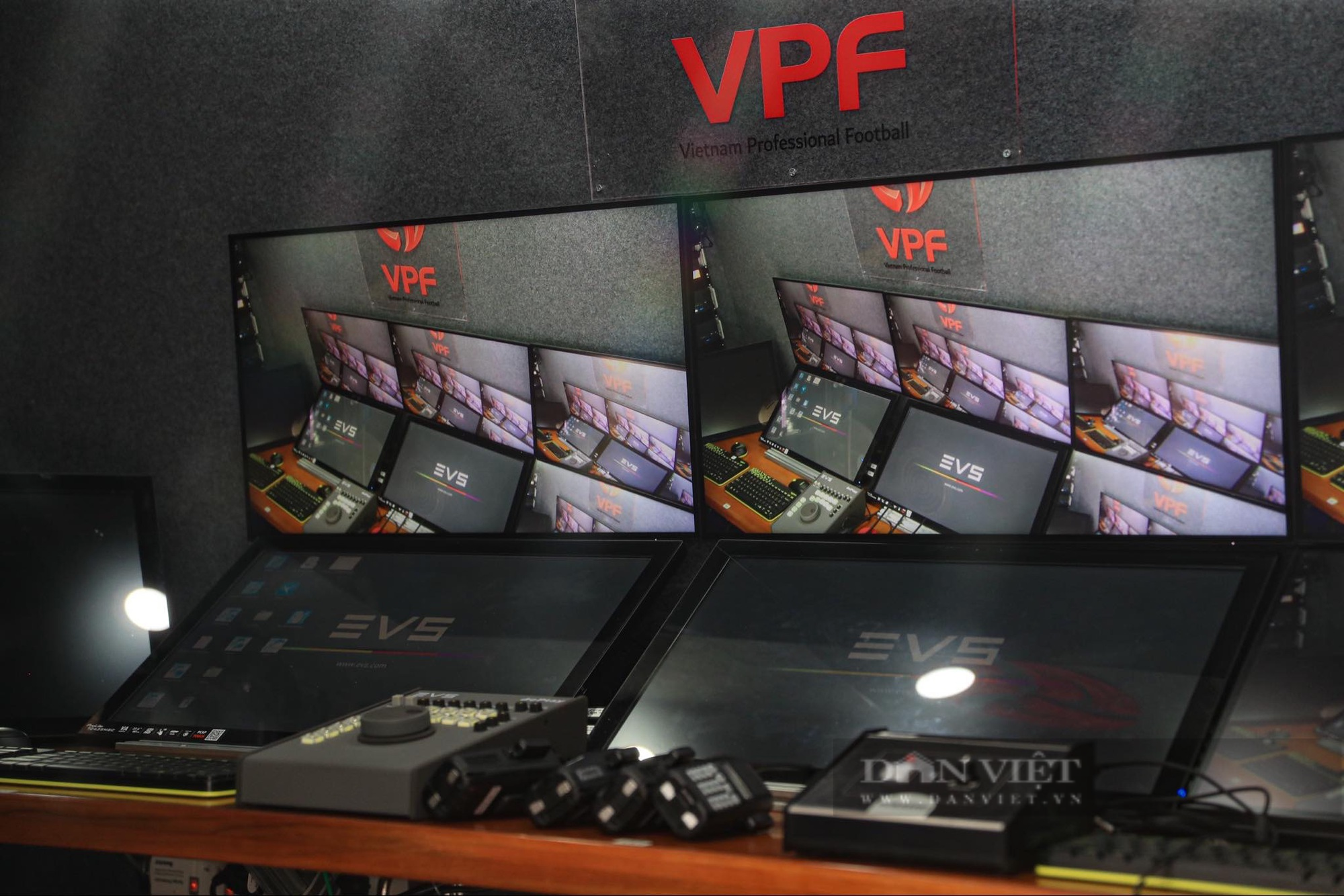 Cận cảnh công nghệ VAR xuất hiện tại V-League - Ảnh 4.