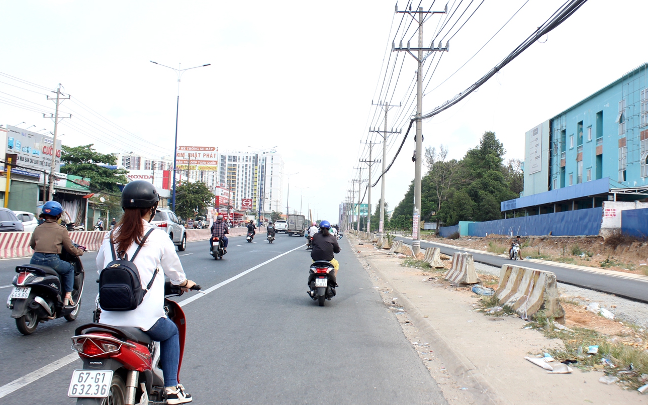 Bình Dương: Đau đầu vì thi công dự án giao thông vướng... cột điện