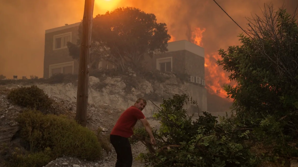 Cháy rừng bao trùm Địa Trung Hải, người cao tuổi bị chết cháy trong nhà - Ảnh 1.