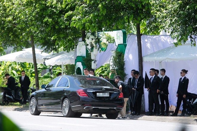 Soi chiếc Mercedes-Maybach mà Shark Bình đón Phương Oanh tại Lễ ăn hỏi - Ảnh 1.