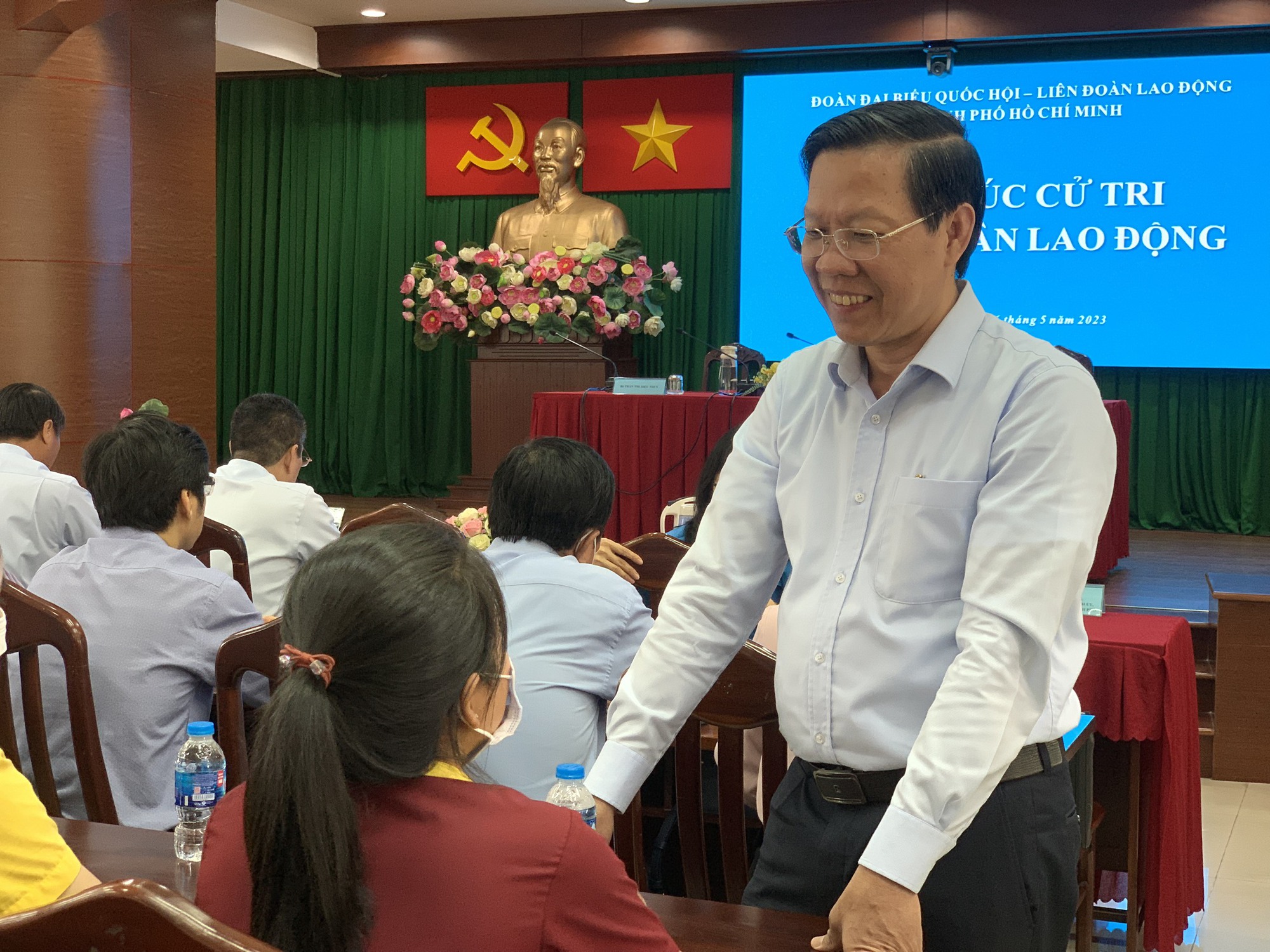 Chủ tịch TP.HCM Phan Văn Mãi yêu cầu xử lý nhanh, dứt điểm cán bộ, công chức vi phạm - Ảnh 1.