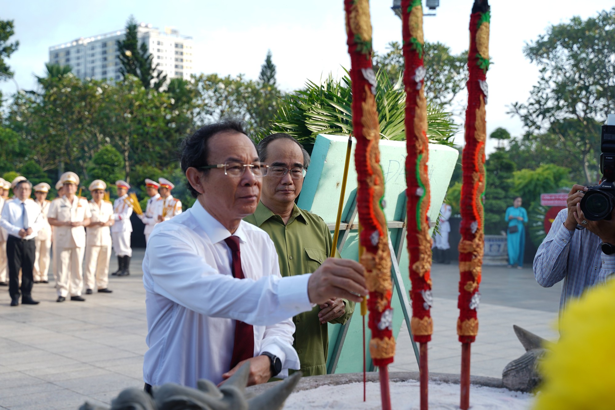 Dâng hương, dâng hoa Đền Bến Dược, nghĩa trang liệt sĩ TP.HCM nhân ngày Thương binh - Liệt sĩ - Ảnh 2.