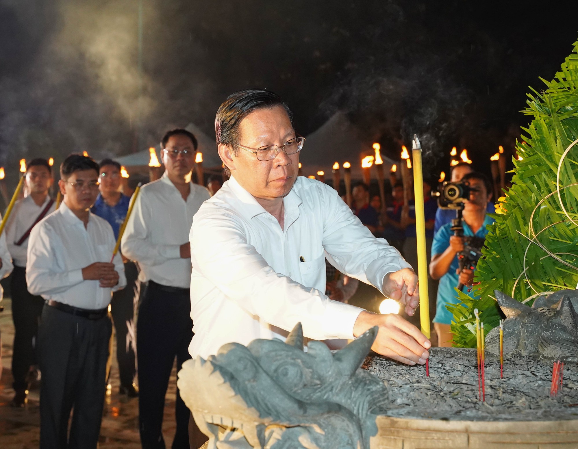 Dâng hương, dâng hoa Đền Bến Dược, nghĩa trang liệt sĩ TP.HCM nhân ngày Thương binh - Liệt sĩ - Ảnh 8.