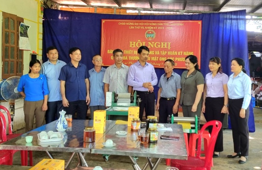 Ninh Bình: Hỗ trợ thiết bị cho hội viên nông dân nuôi ong ở Cúc Phương - Ảnh 1.