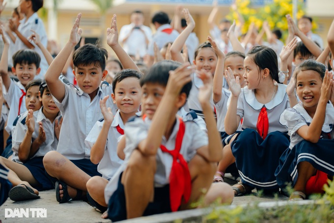 Nhịn ăn để học đại học, cô giáo 47 tuổi sốc vì 9 năm nữa mới tăng lương - Ảnh 2.