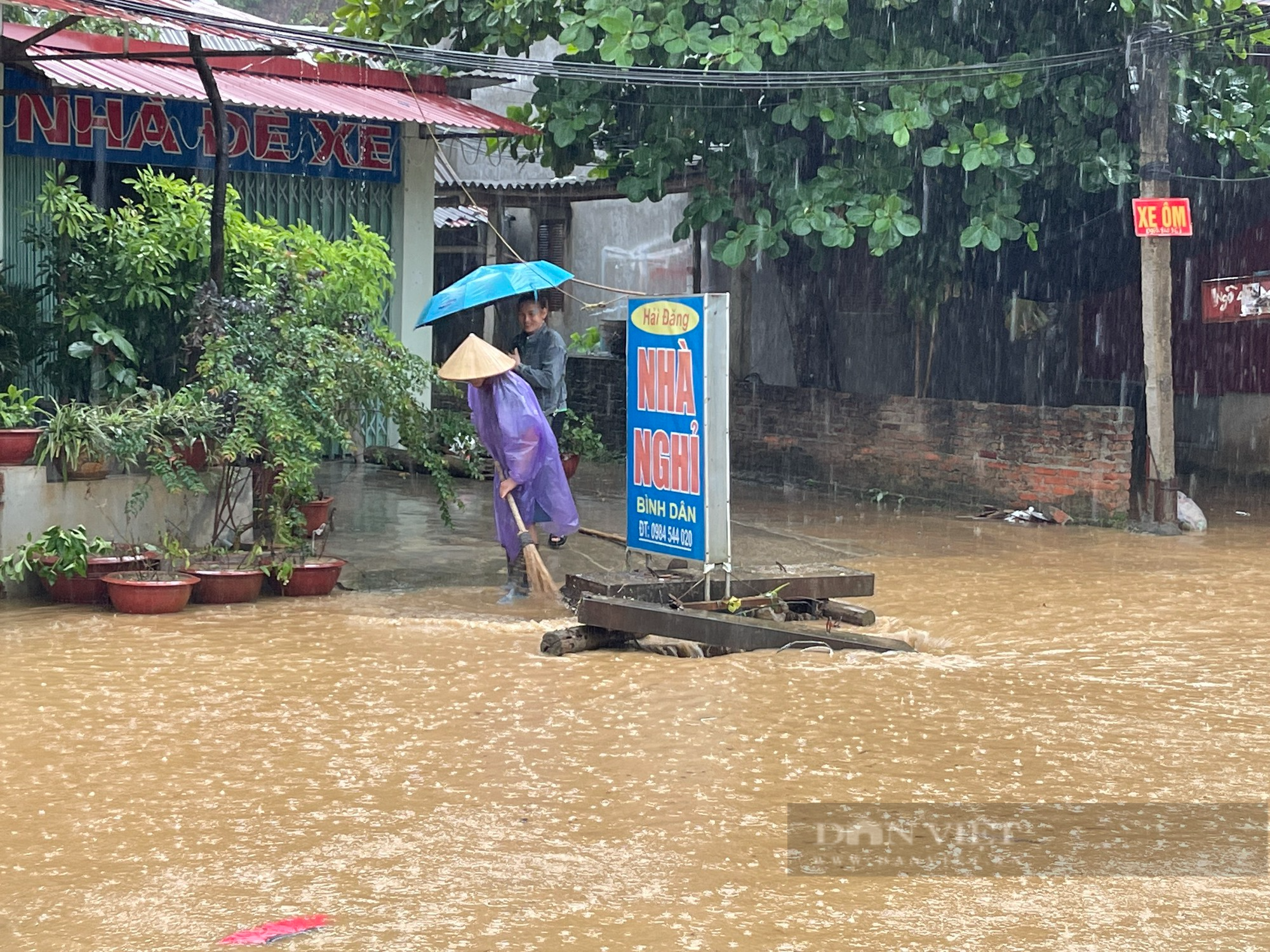 Bắc Kạn: Mưa lớn biến nhiều tuyến phố thành sông, cuốn trôi cả xe máy - Ảnh 2.