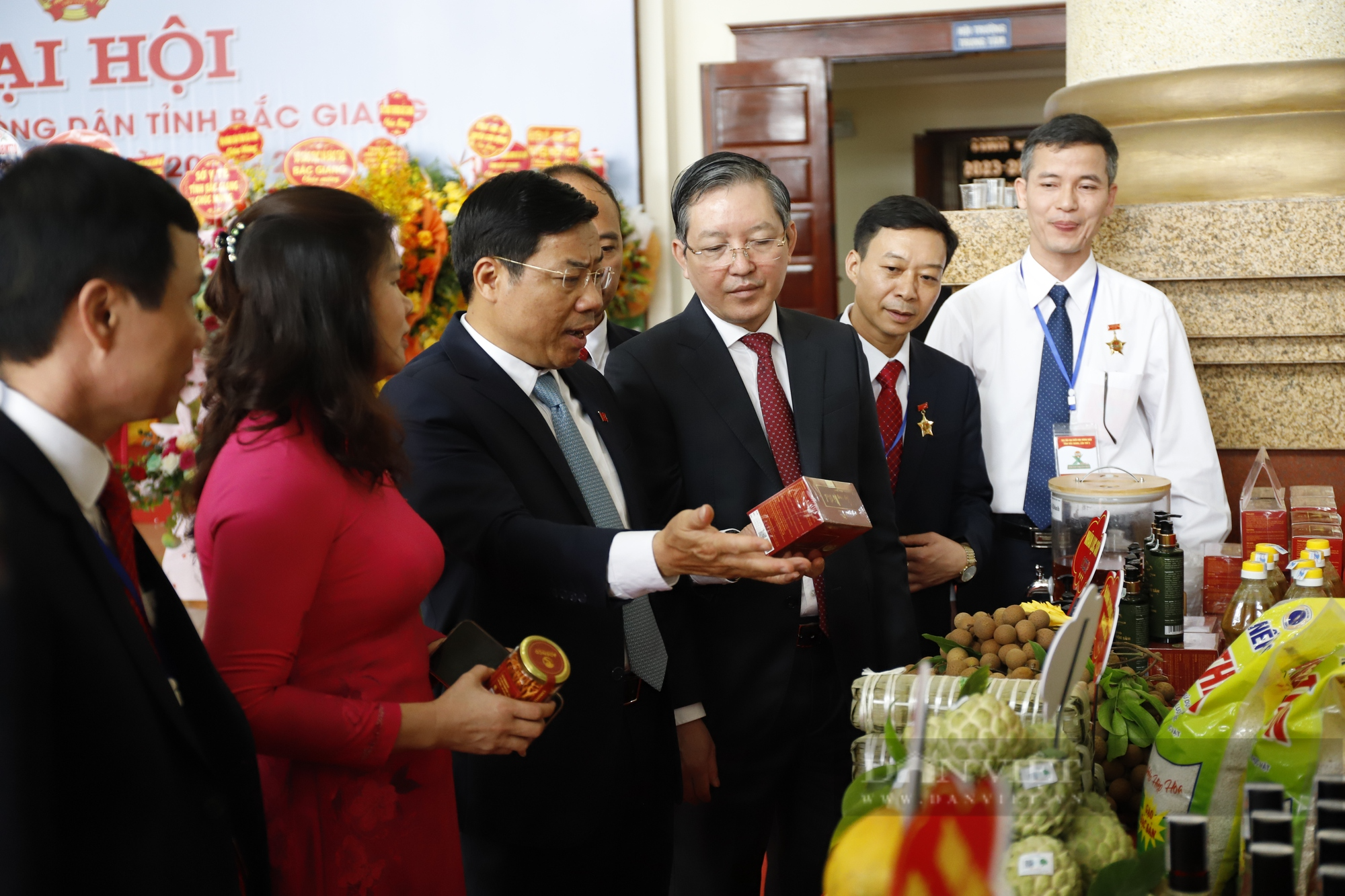 Lãnh đạo TƯ Hội Nông dân Việt Nam tham quan gian hàng trưng bày sản phẩm OCOP đặc trưng của tỉnh Bắc Giang - Ảnh 2.