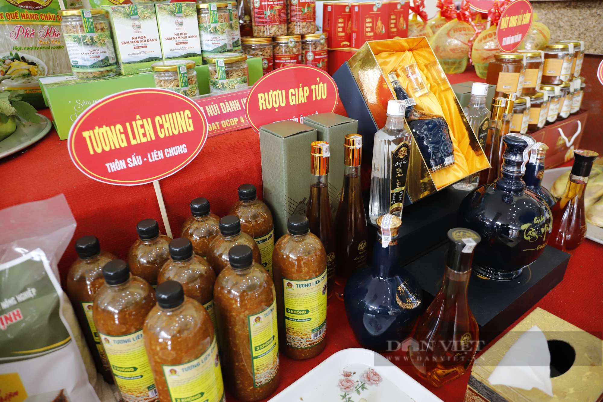 Lãnh đạo TƯ Hội Nông dân Việt Nam tham quan gian hàng trưng bày sản phẩm OCOP đặc trưng của tỉnh Bắc Giang - Ảnh 11.