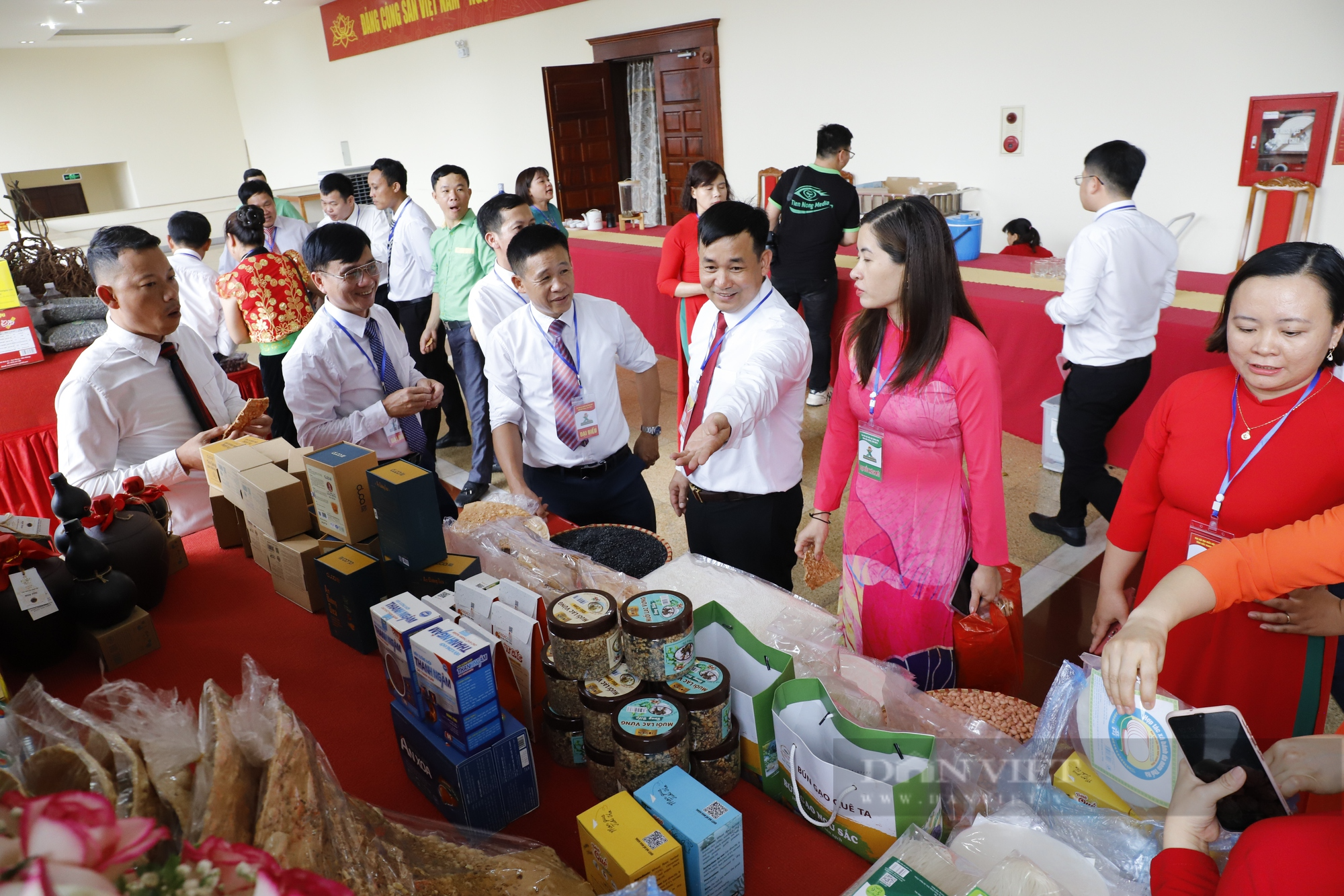 Lãnh đạo TƯ Hội Nông dân Việt Nam tham quan gian hàng trưng bày sản phẩm OCOP đặc trưng của tỉnh Bắc Giang - Ảnh 12.