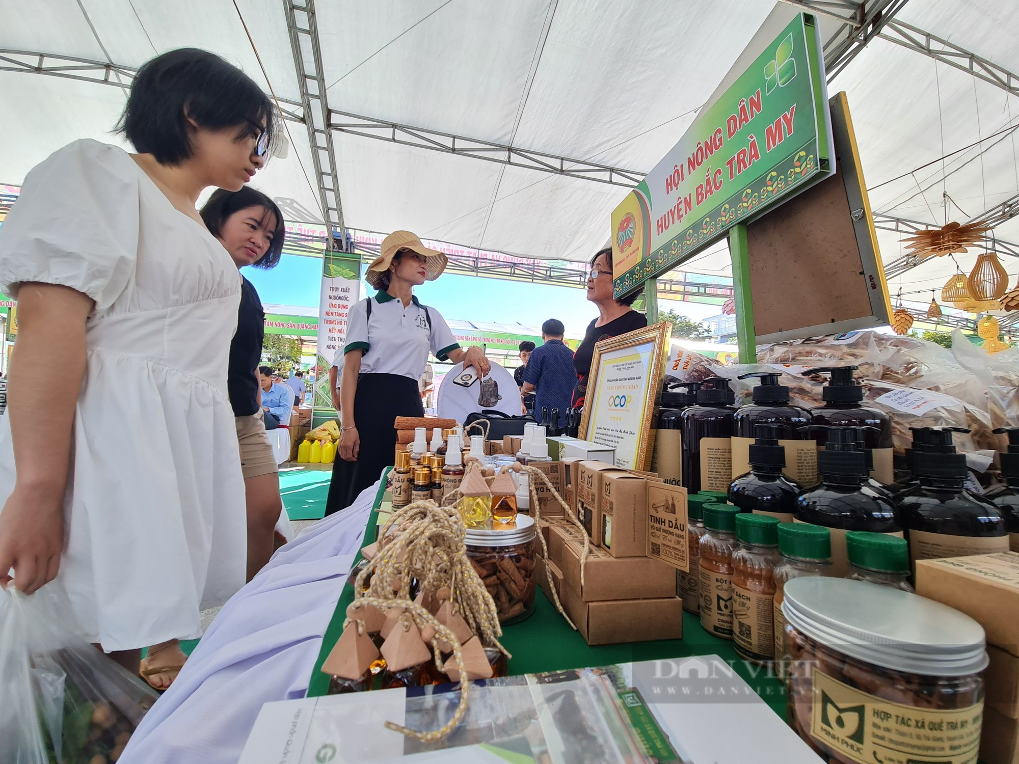 Hội chợ nhà nông ở Quảng Nam, 3 ngày bán sản phẩm, nông dân thu vào tiền tỷ - Ảnh 2.