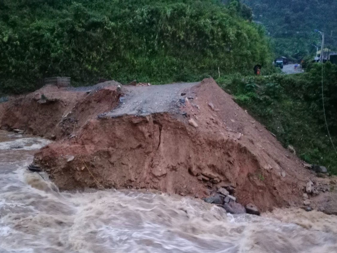 Mưa lớn gây ách tắc tỉnh lộ 112 tại một huyện vùng cao Sơn La - Ảnh 3.