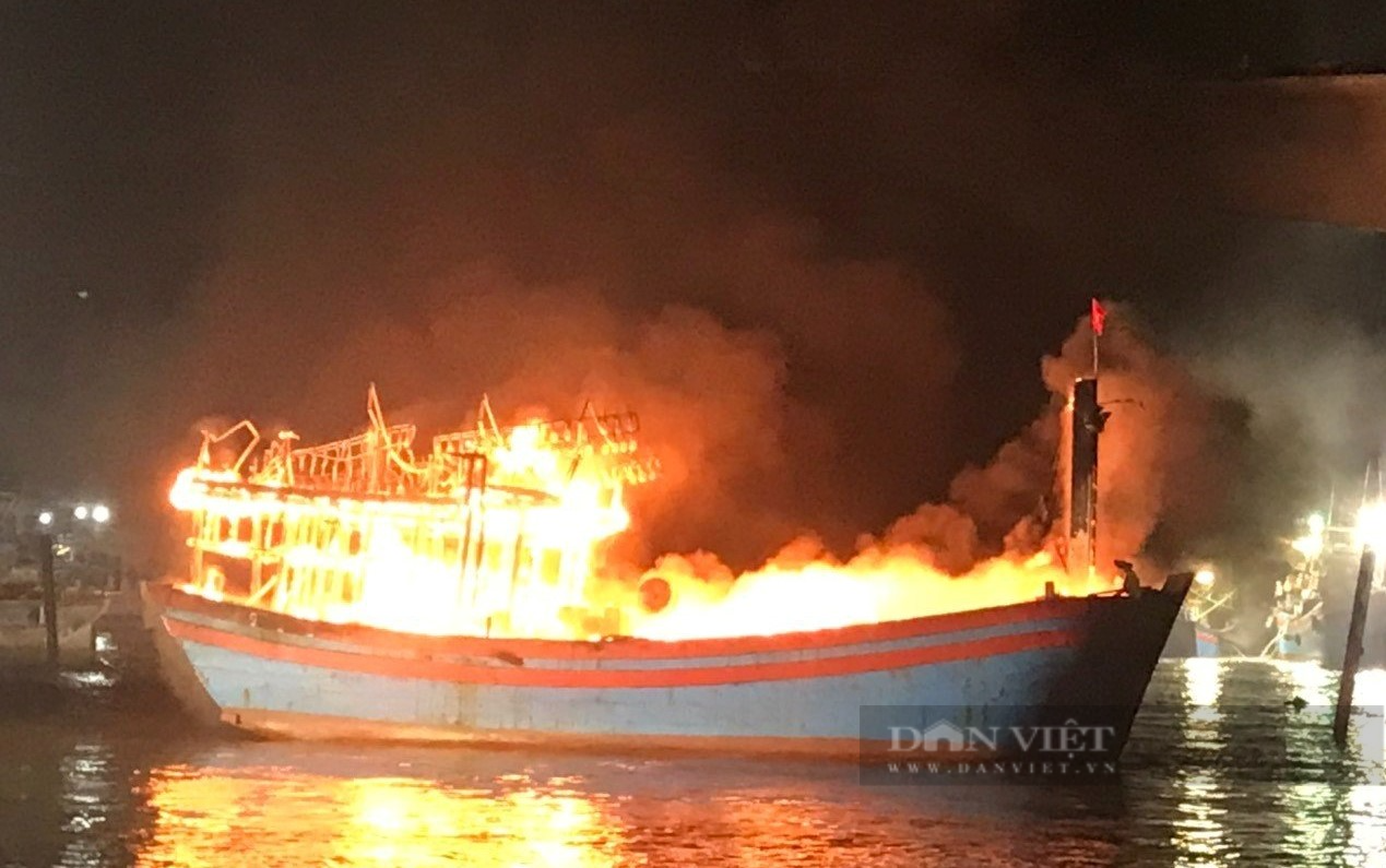Nghệ An: Biển lửa nhấn chìm hàng loạt tàu cá công suất lớn đang neo đậu tại cảng Lạch Quèn - Ảnh 2.