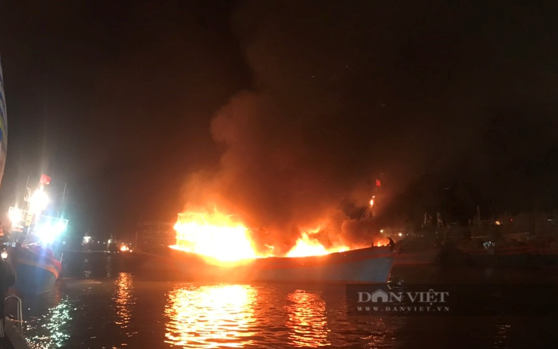 Nghệ An: Biển lửa nhấn chìm hàng loạt tàu cá công suất lớn đang neo đậu tại cảng Lạch Quèn - Ảnh 3.