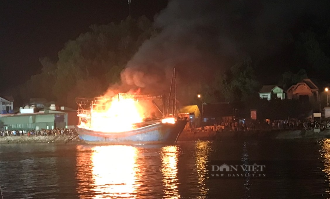 Nghệ An: Biển lửa nhấn chìm hàng loạt tàu cá công suất lớn đang neo đậu tại cảng Lạch Quèn - Ảnh 4.