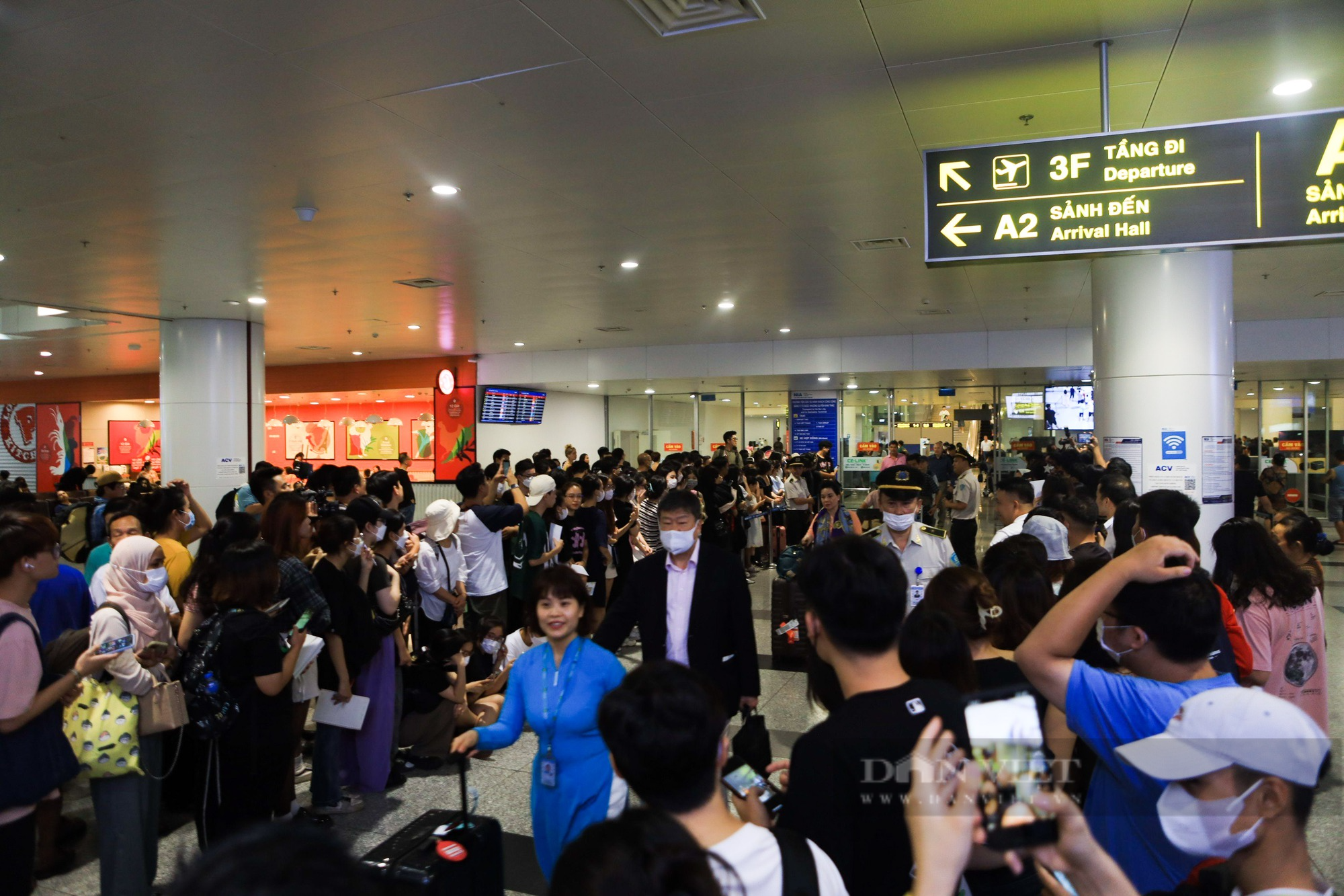 Người hâm mộ vây kín sân bay Nội Bài chờ đón nhóm Blackpink - Ảnh 8.