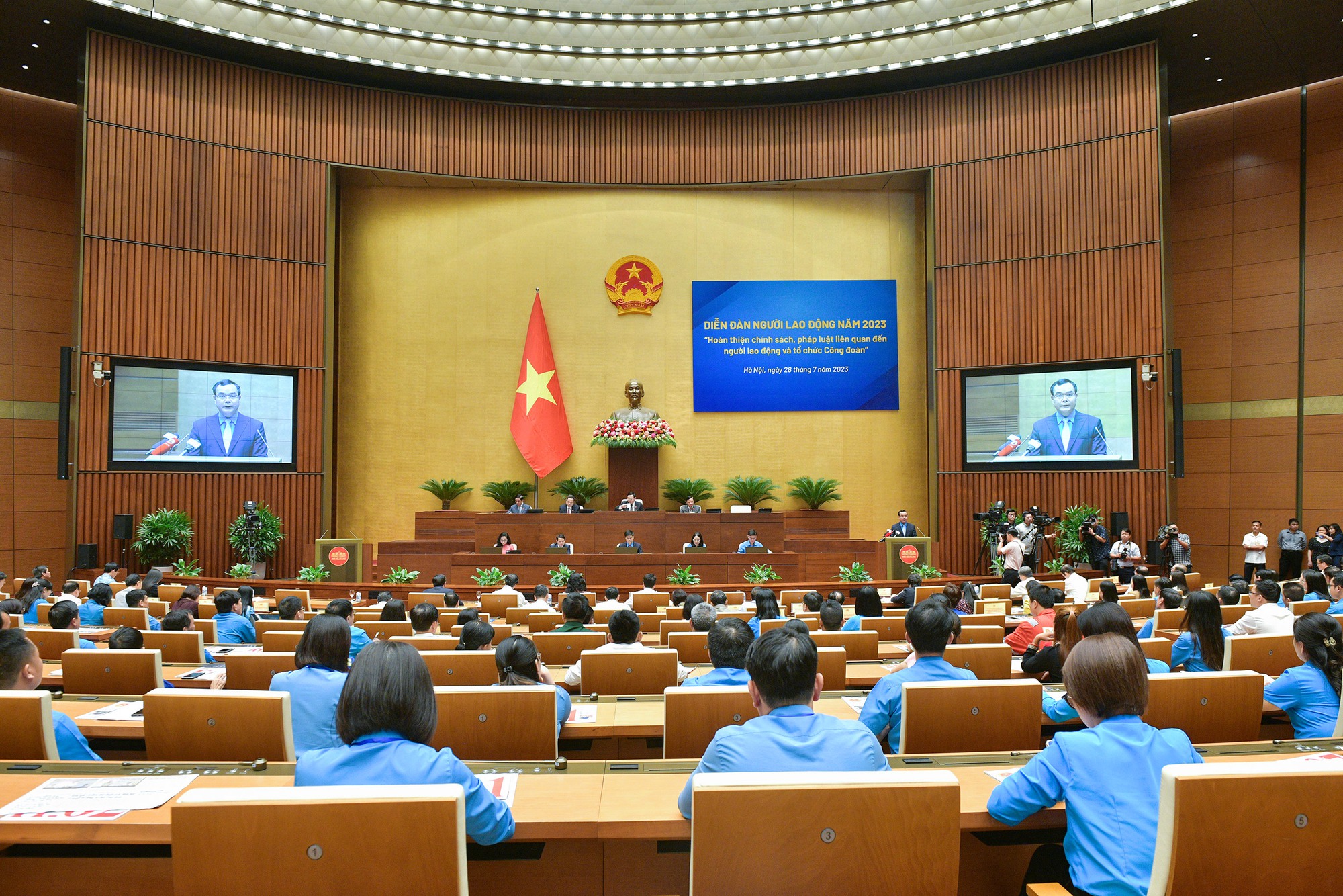 Chủ tịch Quốc hội: Diễn đàn Người lao động 2023 tại Hội trường Diên Hồng là &quot;cuộc tiếp xúc cử tri đặc biệt&quot; - Ảnh 3.