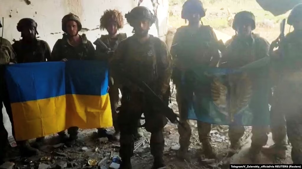 Quan chức Nga tuyên bố Ukraine mất tới 3.000 quân trong trận chiến khốc liệt giành làng Staromaiorske - Ảnh 1.