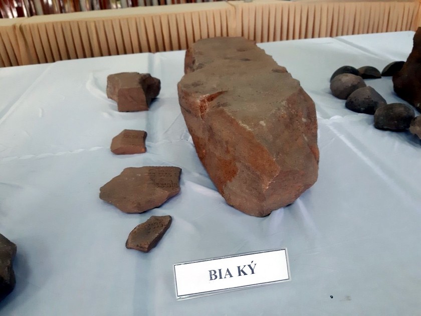 Ở một thôn của Bình Định, ngành chức năng đào, phát hiện vô số hiện vật cổ tại nền móng tháp Champa - Ảnh 2.