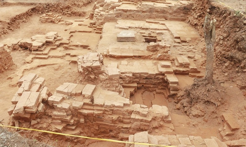 Ở một thôn của Bình Định, ngành chức năng đào, phát hiện vô số hiện vật cổ tại nền móng tháp Champa - Ảnh 1.