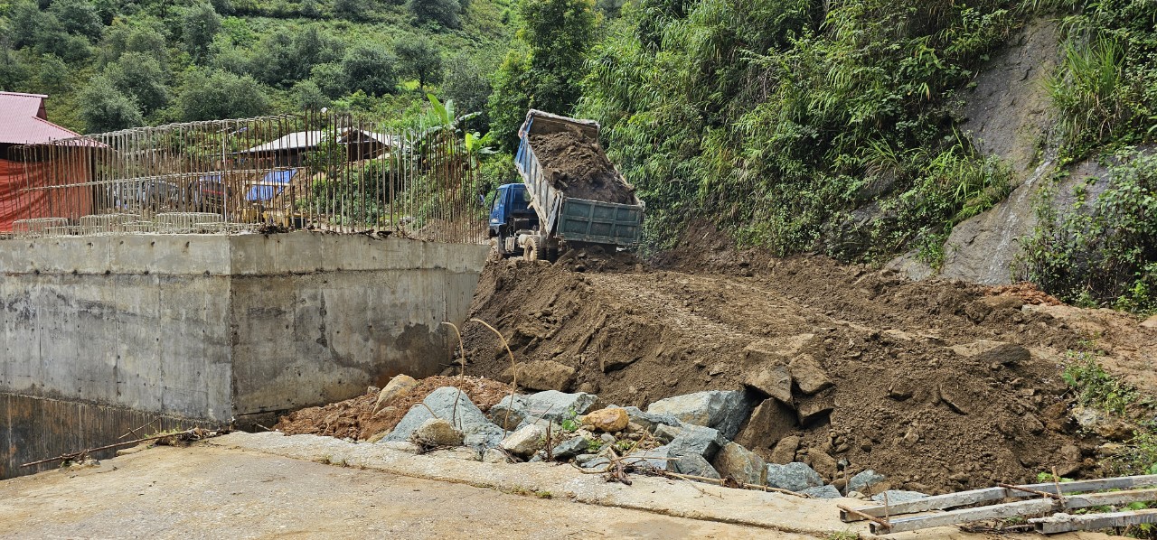 Mưa lớn gây ách tắc tỉnh lộ 112 tại một huyện vùng cao Sơn La - Ảnh 5.