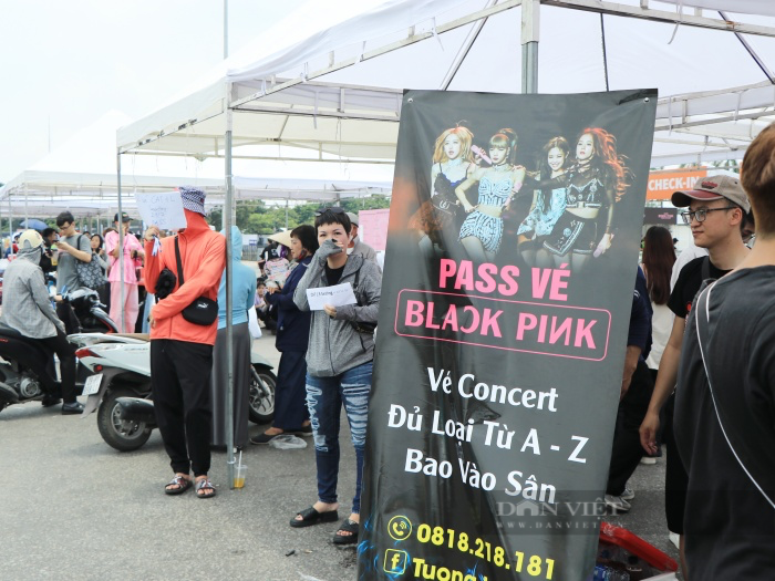 Hàng rong &quot;chơi lớn&quot; lắp máy phát điện ép nước mía, đi xe ba gác chở bán trước giờ concert Blackpink  - Ảnh 12.