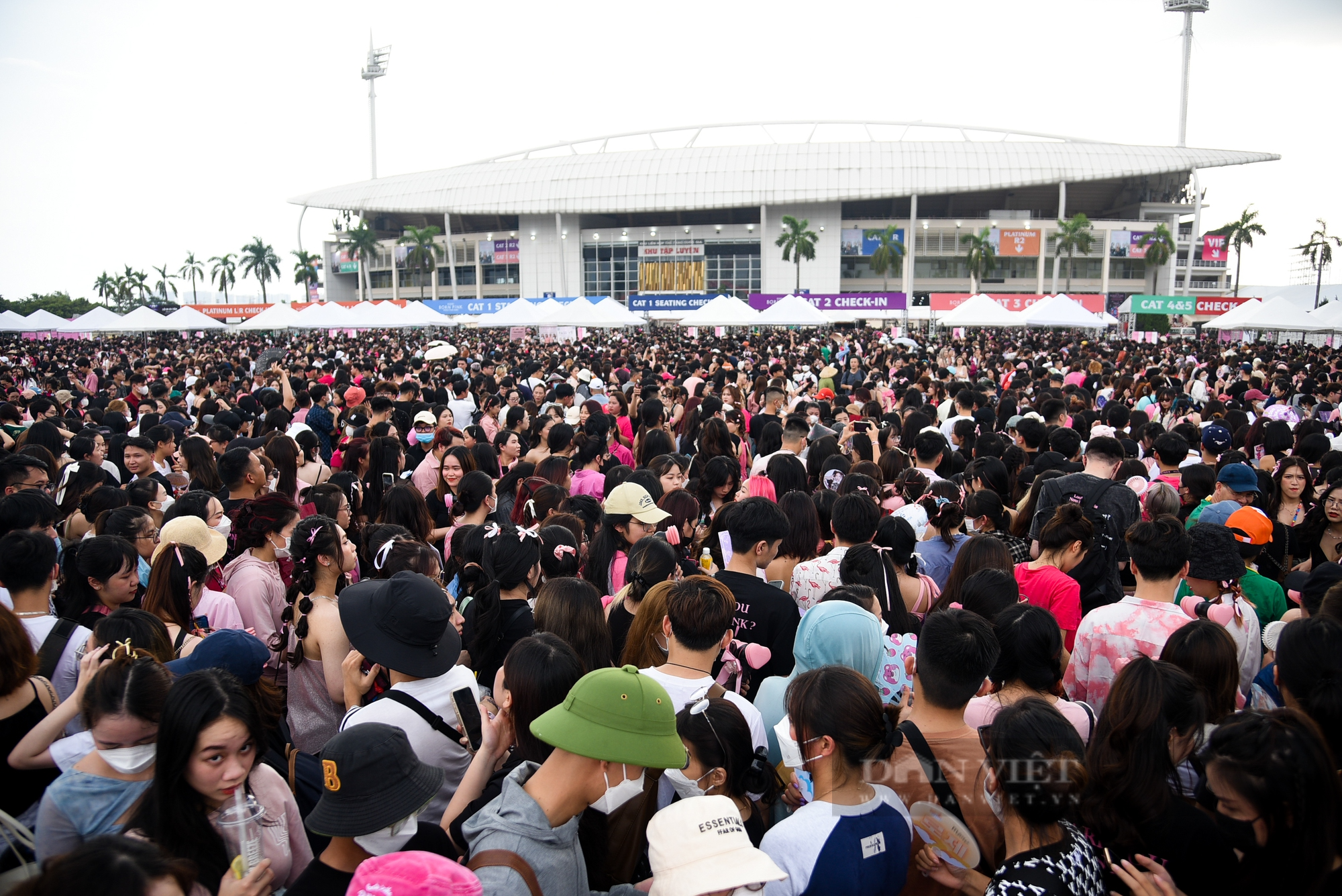 Hàng nghìn người hâm mộ xếp hàng dài, chờ đêm diễn đầu tiên của BlackPink - Ảnh 8.