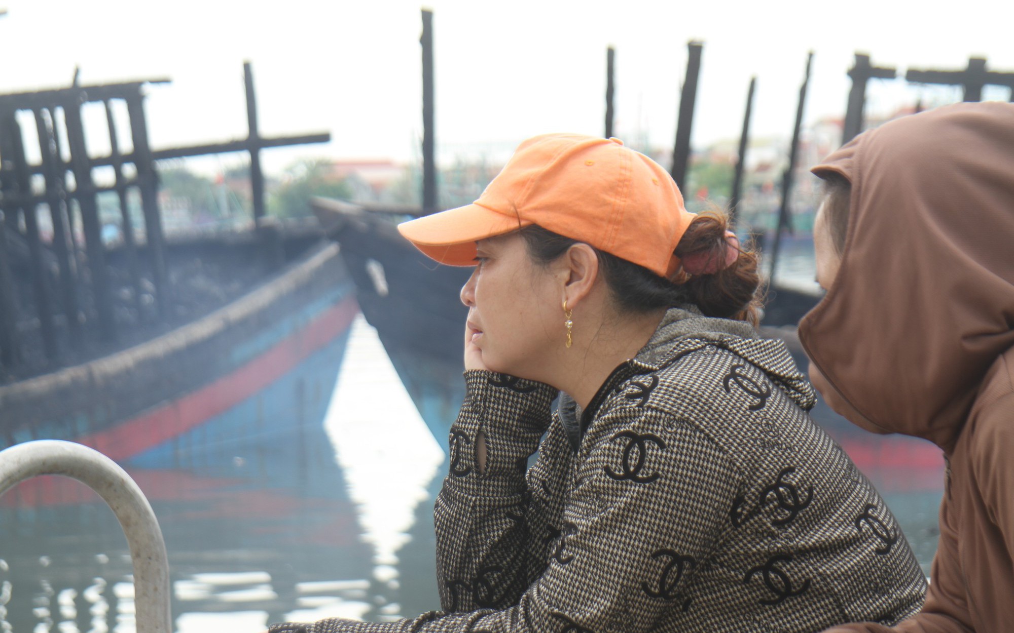Nghệ An: Ngư dân bấn loạn, bất lực nhìn những chiếc tàu 67 trị giá 10 tỷ đồng cháy rụi, cứu trong vô vọng
