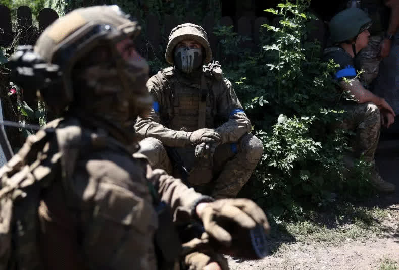 Quân đội Ukraine đầu hàng hàng loạt: Sự thật gây sốc - Ảnh 1.