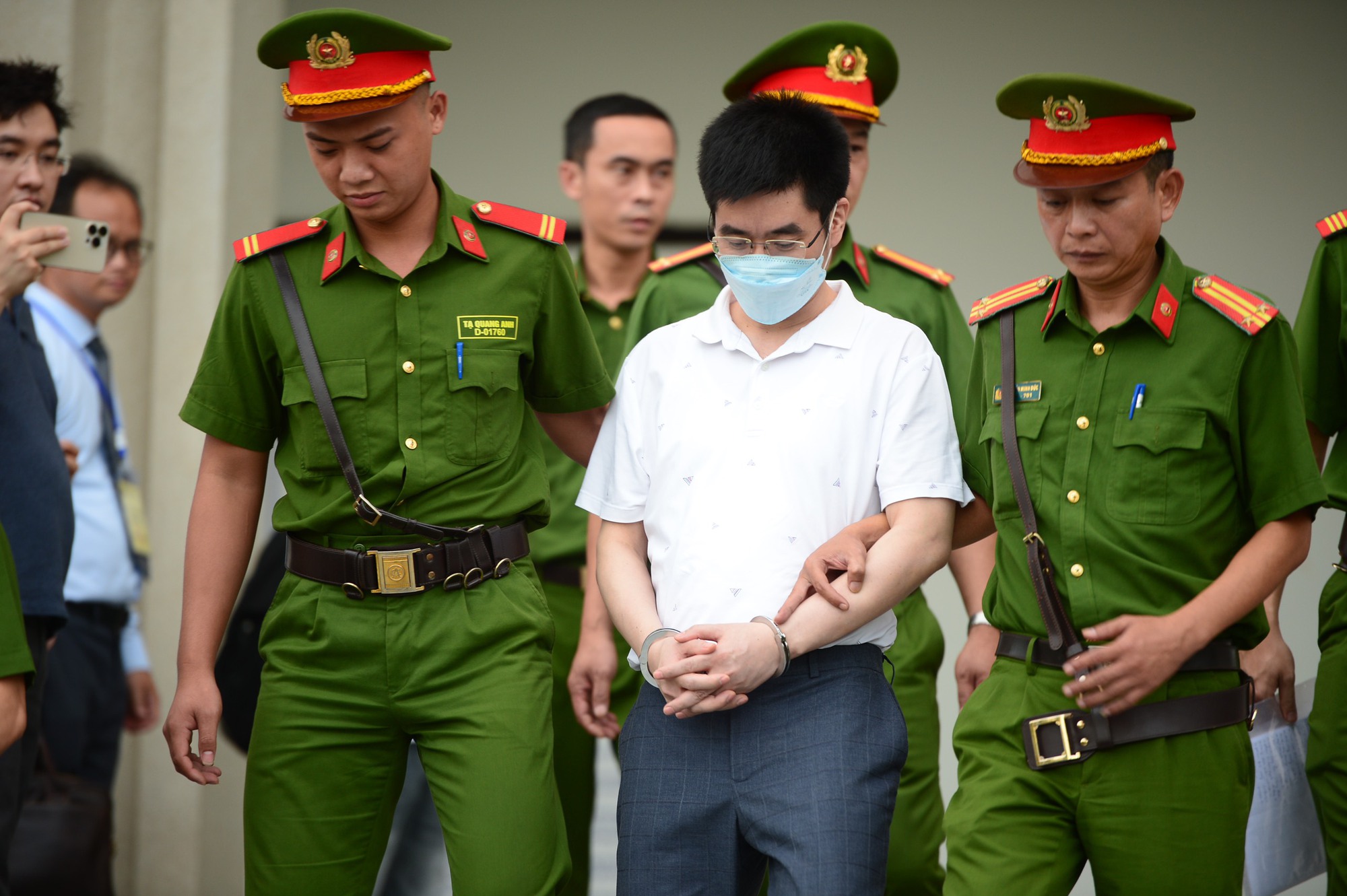 125 lần lắc đầu của Hoàng Văn Hưng khi bị tòa tuyên án chung thân - Ảnh 1.