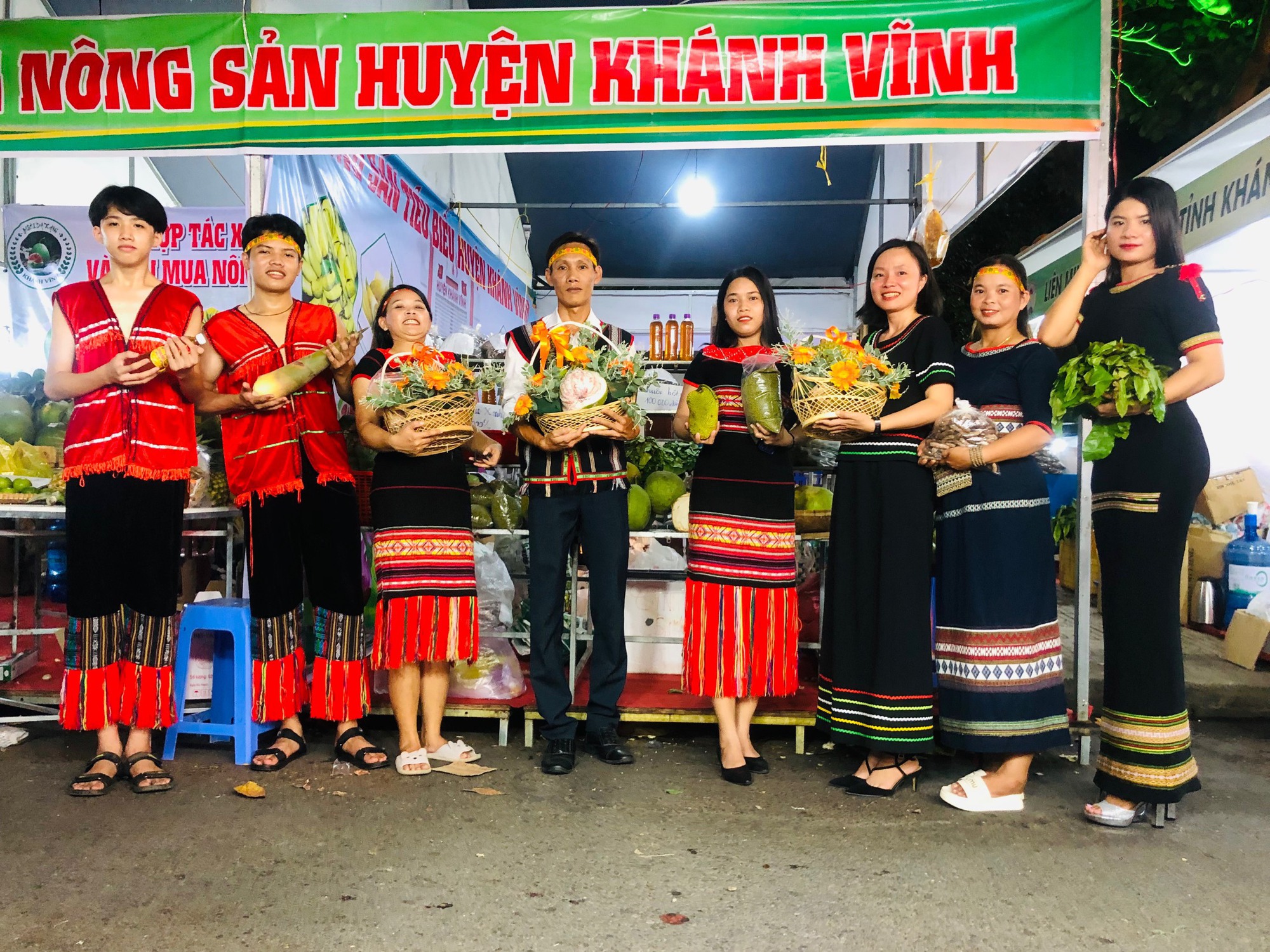 Nhiều khách hàng thưởng thức đặc sản tại phiên chợ nông sản và sản phẩm OCOP năm 2023 - Ảnh 6.